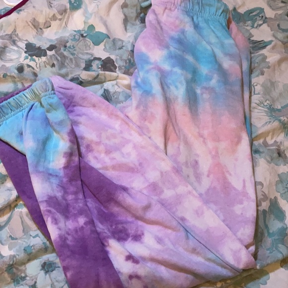 Fashion nova tye dye joggers size small, but loose fitting like more medium - Picture 7 of 12